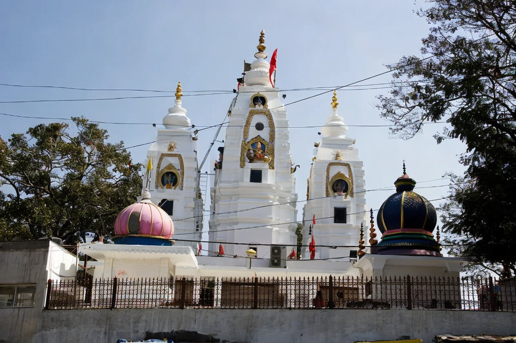 Home to one of India’s tallest Ganesh idols, Bada Ganpati is a sacred landmark where faith meets fascination a must-visit for blessings and photos alike.